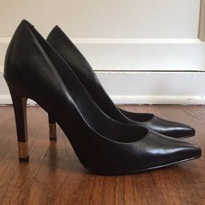 Guess black pointed toed pumps